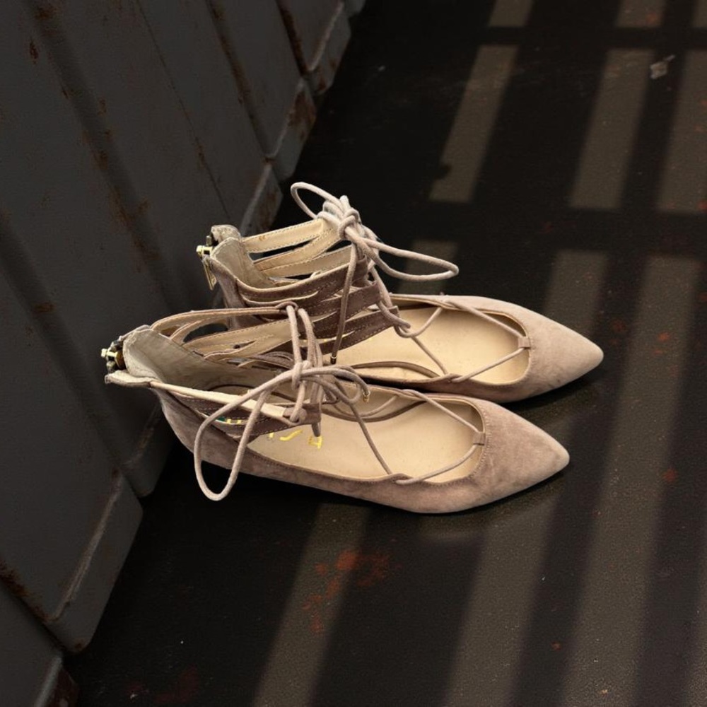 Unisa Taupe Lace Up Flats Womens 8 Elegant Everyday Chic Brand New NWT Shoes!!